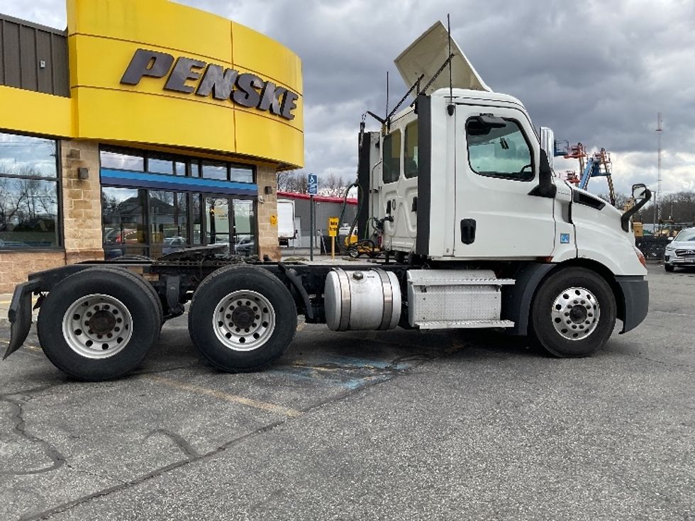 Day Cab Tractor-Heavy Duty Tractors-Freightliner-2020-T11664ST-Chicopee-MA-409,345\n\t\tmiles-$ 46,000 - Image 8