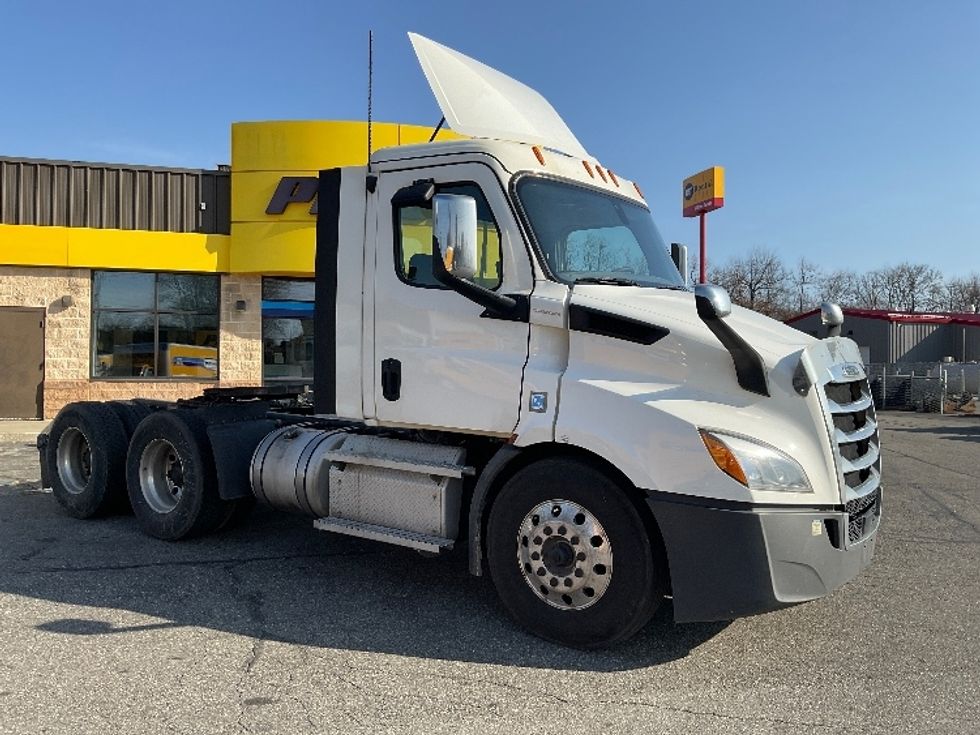 Day Cab Tractor-Heavy Duty Tractors-Freightliner-2020-T11664ST-Chicopee-MA-409,774\n\t\tmiles-$ 49,000 - Image 1