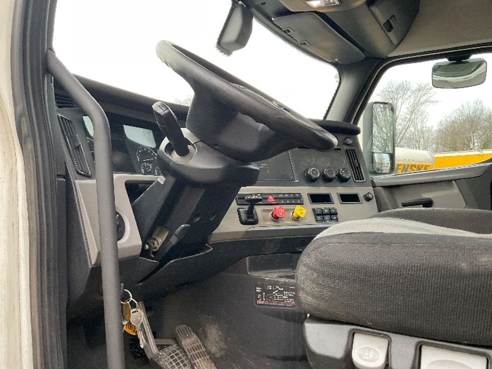Day Cab Tractor-Heavy Duty Tractors-Freightliner-2020-T11664ST-Chicopee-MA-409,774\n\t\tmiles-$ 49,000 - Image 10