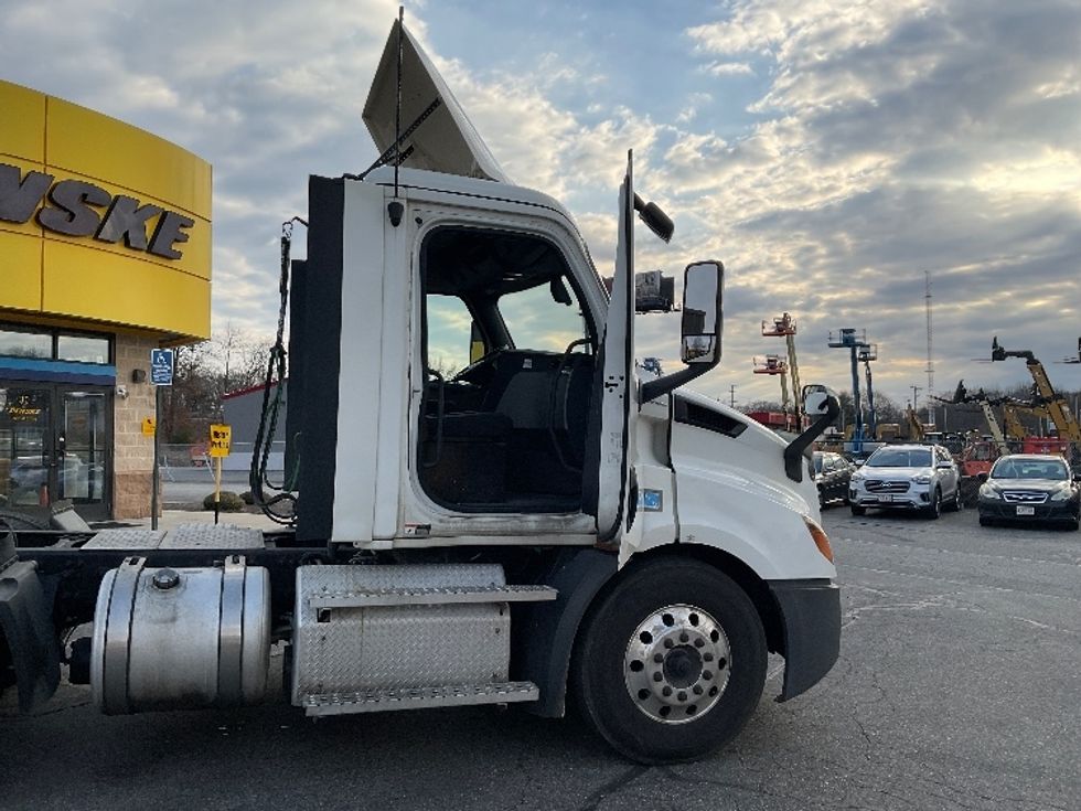 Day Cab Tractor-Heavy Duty Tractors-Freightliner-2020-T11664ST-Chicopee-MA-409,774\n\t\tmiles-$ 49,000 - Image 12
