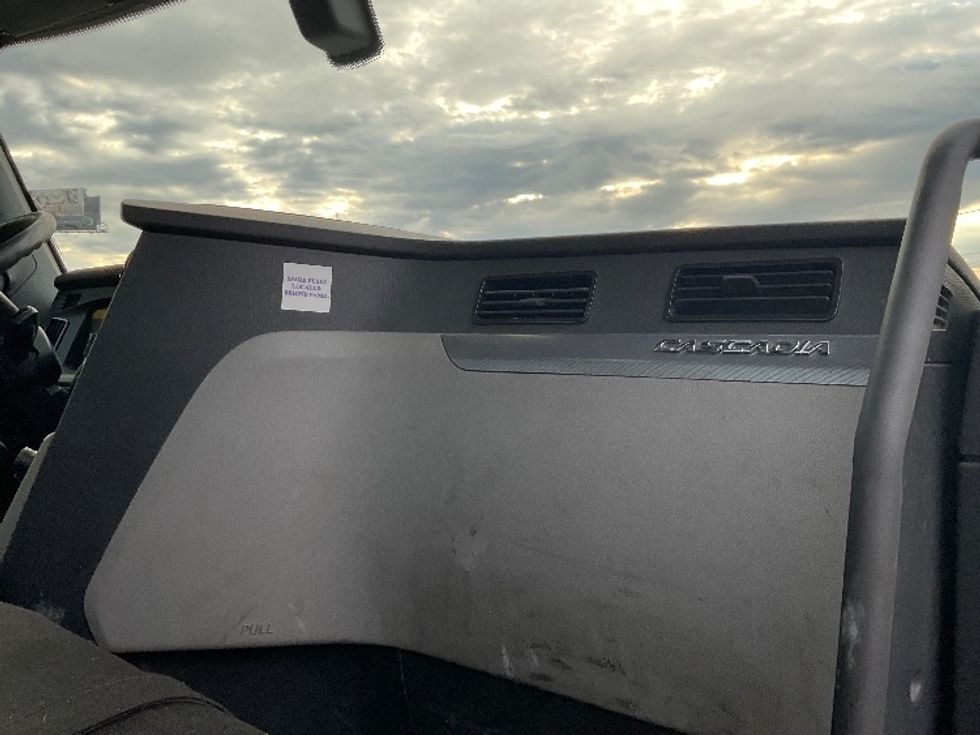 Day Cab Tractor-Heavy Duty Tractors-Freightliner-2020-T11664ST-Chicopee-MA-409,774\n\t\tmiles-$ 49,000 - Image 13