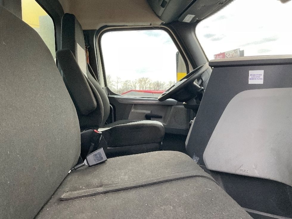 Day Cab Tractor-Heavy Duty Tractors-Freightliner-2020-T11664ST-Chicopee-MA-409,774\n\t\tmiles-$ 49,000 - Image 14