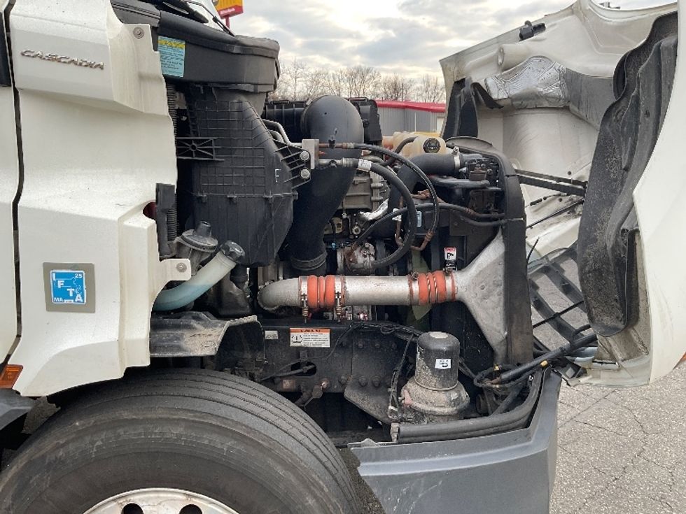 Day Cab Tractor-Heavy Duty Tractors-Freightliner-2020-T11664ST-Chicopee-MA-409,774\n\t\tmiles-$ 49,000 - Image 15