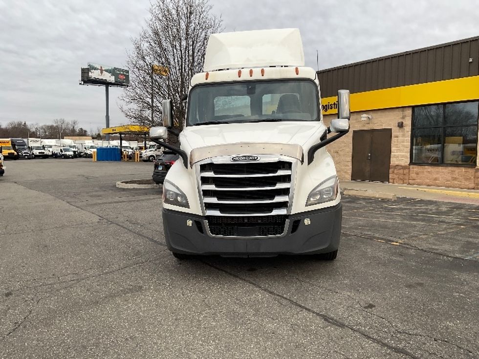 2020 Freightliner Cascadia 116" Day cab photo 2