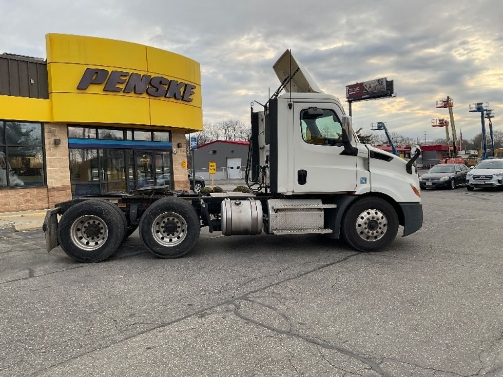 Day Cab Tractor-Heavy Duty Tractors-Freightliner-2020-T11664ST-Chicopee-MA-409,774\n\t\tmiles-$ 49,000 - Image 8