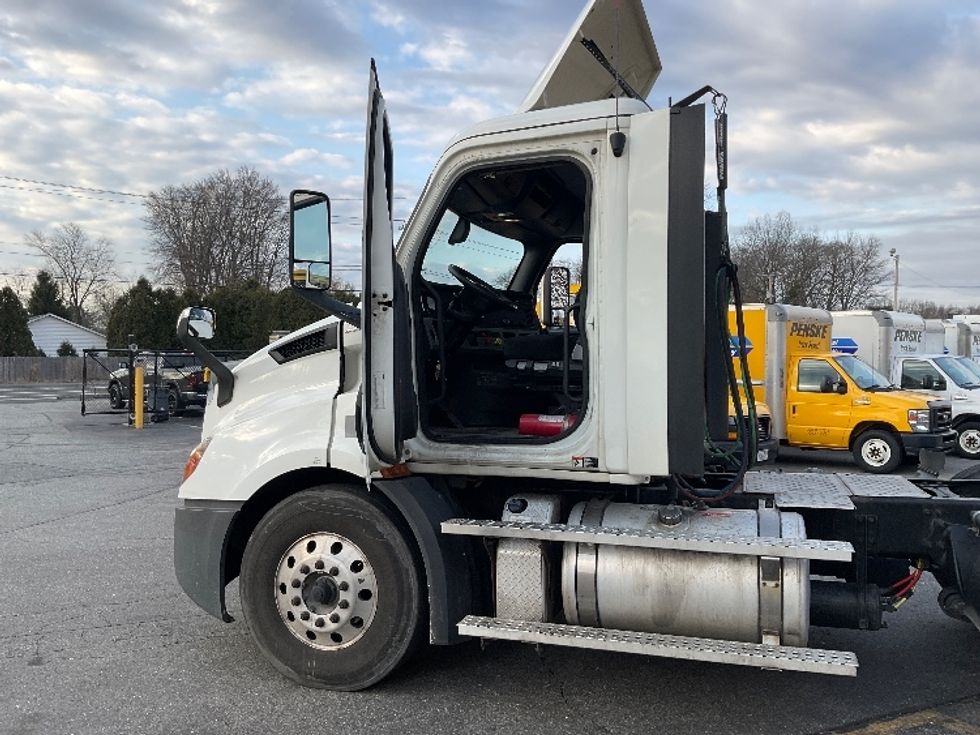 Day Cab Tractor-Heavy Duty Tractors-Freightliner-2020-T11664ST-Chicopee-MA-409,774\n\t\tmiles-$ 49,000 - Image 9