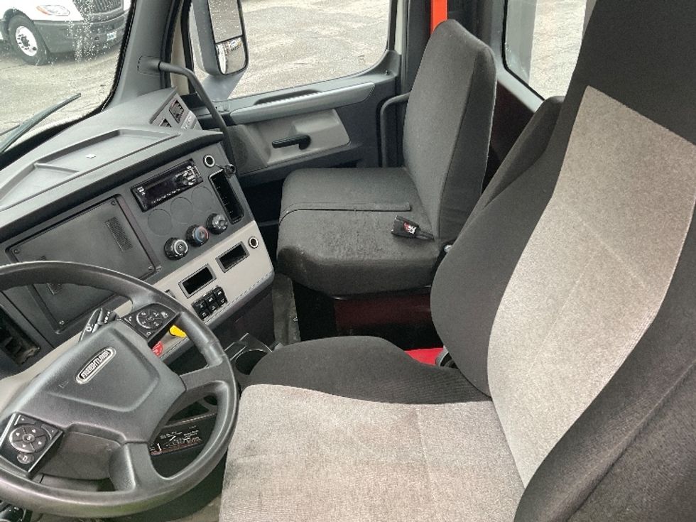 Day Cab Tractor-Heavy Duty Tractors-Freightliner-2020-T11664ST-Chicopee-MA-410,638\n\t\tmiles-$ 46,000 - Image 10