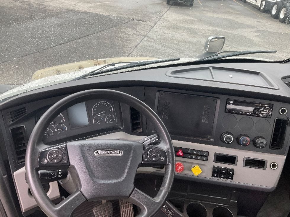 Day Cab Tractor-Heavy Duty Tractors-Freightliner-2020-T11664ST-Chicopee-MA-410,638\n\t\tmiles-$ 46,000 - Image 11