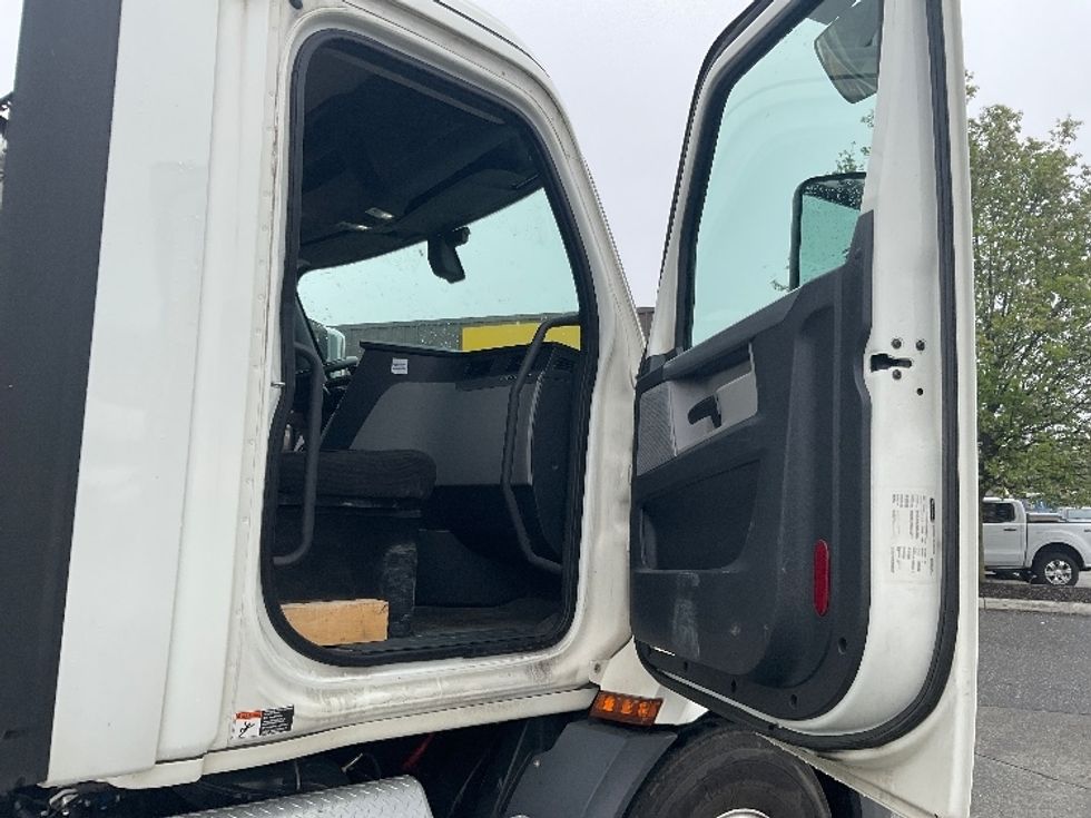 Day Cab Tractor-Heavy Duty Tractors-Freightliner-2020-T11664ST-Chicopee-MA-410,638\n\t\tmiles-$ 46,000 - Image 12