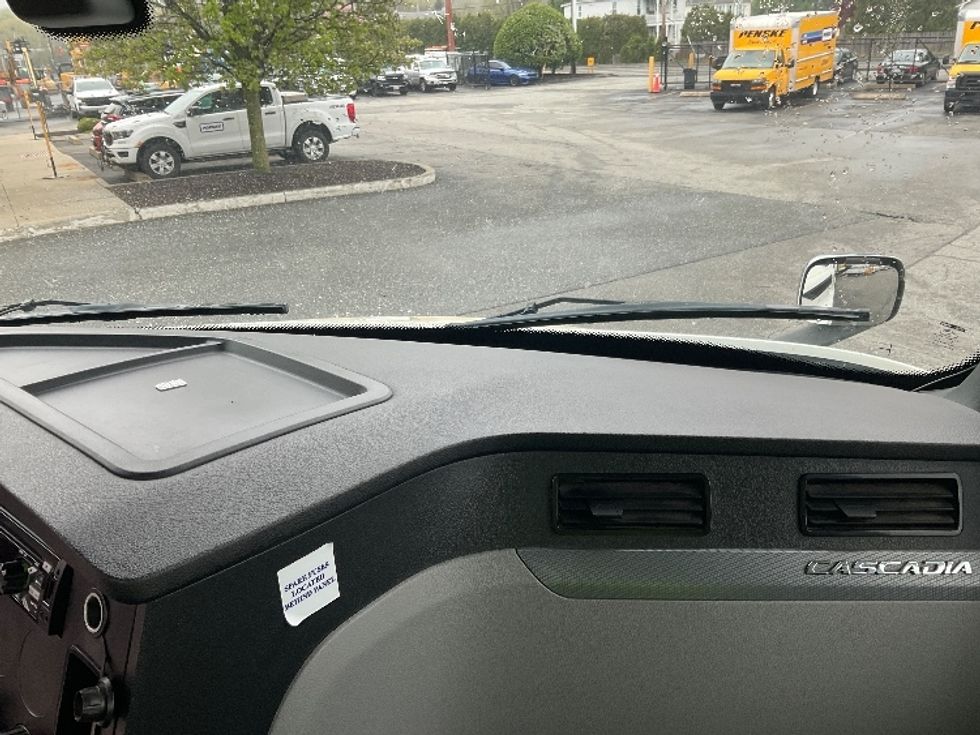 Day Cab Tractor-Heavy Duty Tractors-Freightliner-2020-T11664ST-Chicopee-MA-410,638\n\t\tmiles-$ 46,000 - Image 13