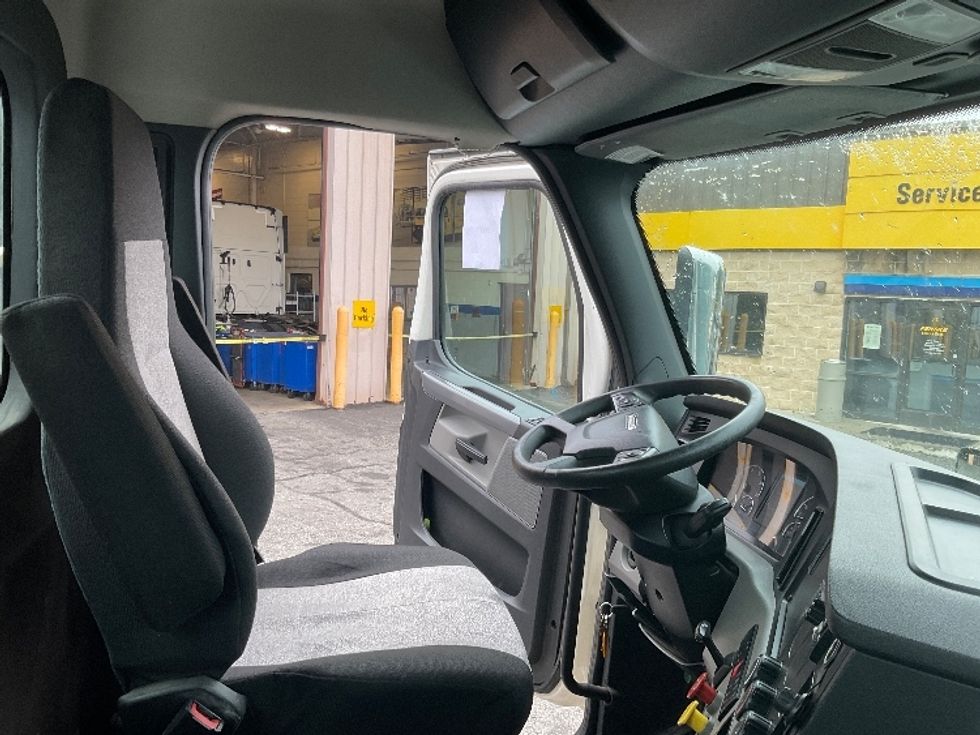 Day Cab Tractor-Heavy Duty Tractors-Freightliner-2020-T11664ST-Chicopee-MA-410,638\n\t\tmiles-$ 46,000 - Image 14