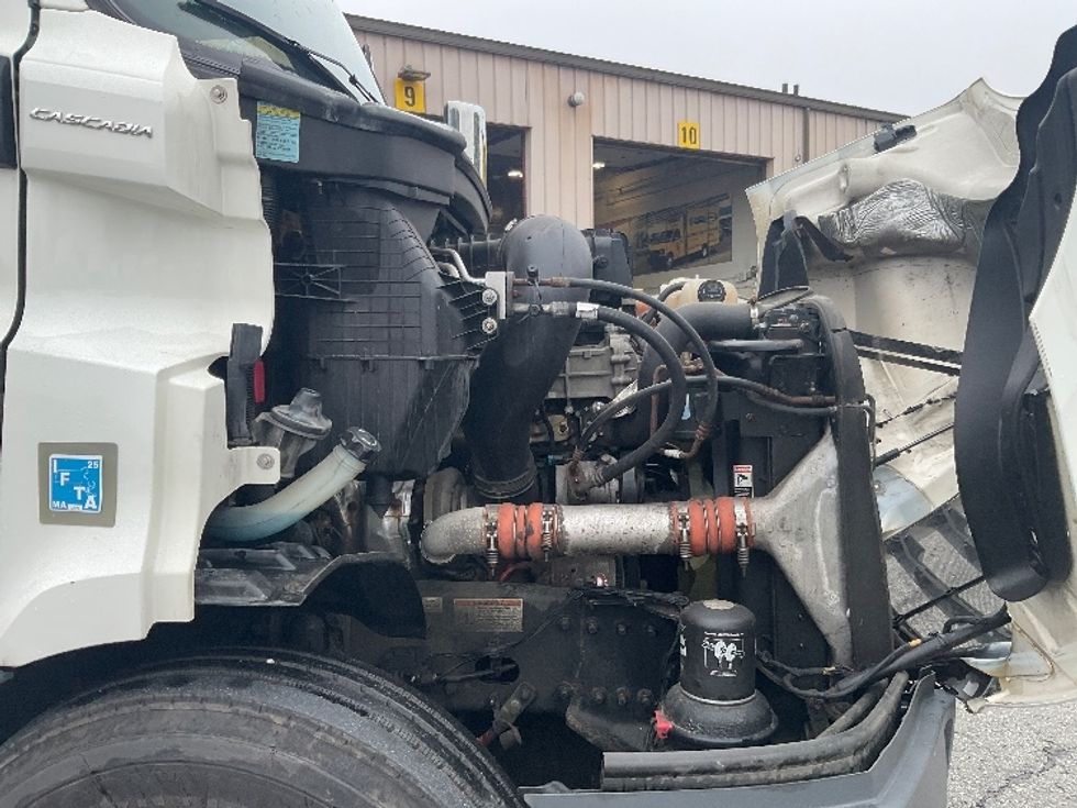 Day Cab Tractor-Heavy Duty Tractors-Freightliner-2020-T11664ST-Chicopee-MA-410,638\n\t\tmiles-$ 46,000 - Image 15