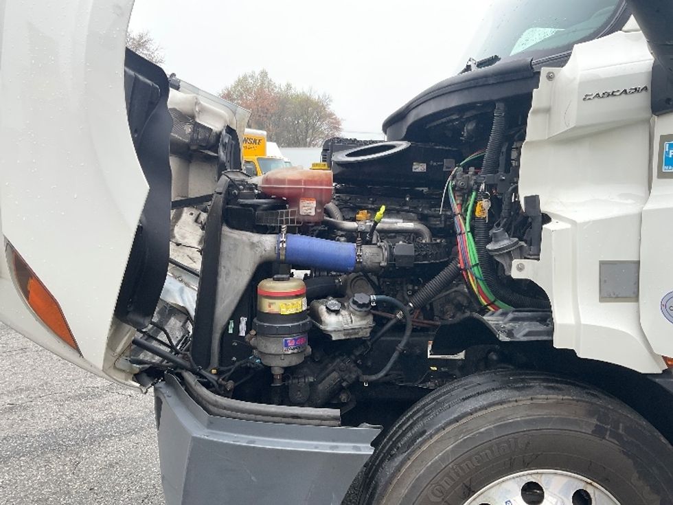 Day Cab Tractor-Heavy Duty Tractors-Freightliner-2020-T11664ST-Chicopee-MA-410,638\n\t\tmiles-$ 46,000 - Image 16