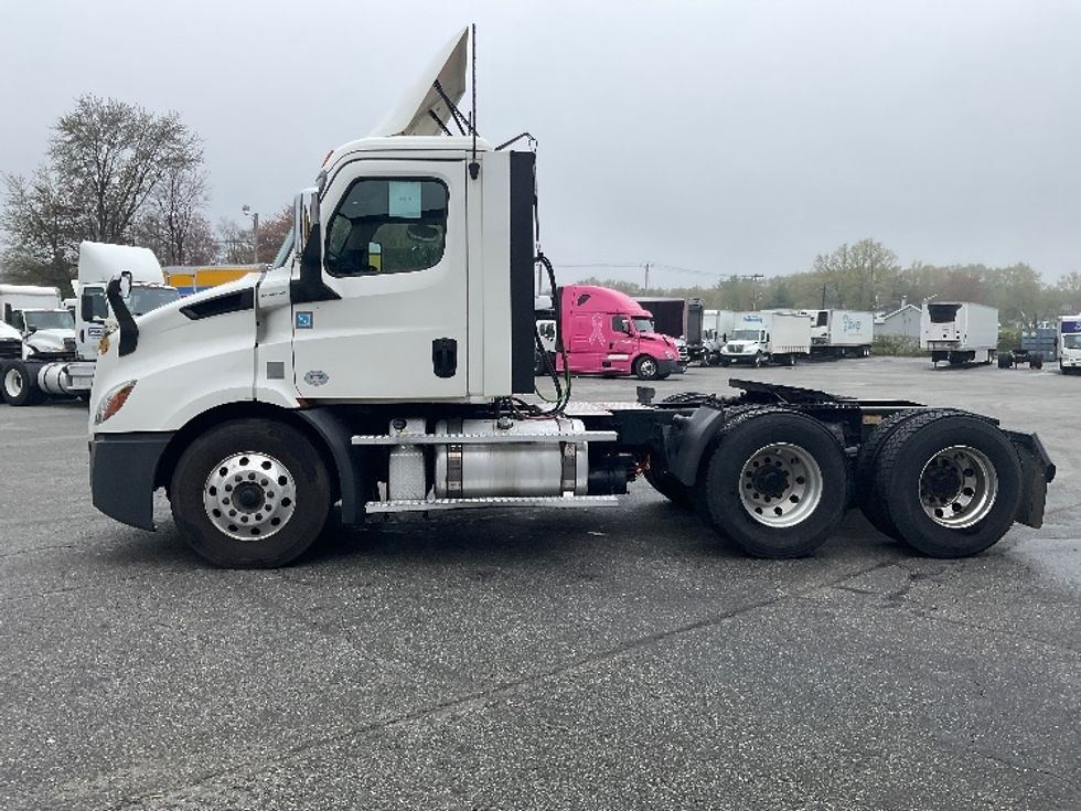 Day Cab Tractor-Heavy Duty Tractors-Freightliner-2020-T11664ST-Chicopee-MA-410,638\n\t\tmiles-$ 46,000 - Image 4