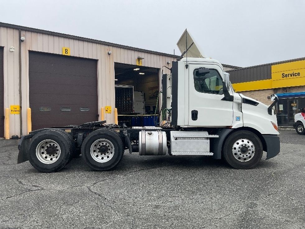 Day Cab Tractor-Heavy Duty Tractors-Freightliner-2020-T11664ST-Chicopee-MA-410,638\n\t\tmiles-$ 46,000 - Image 8