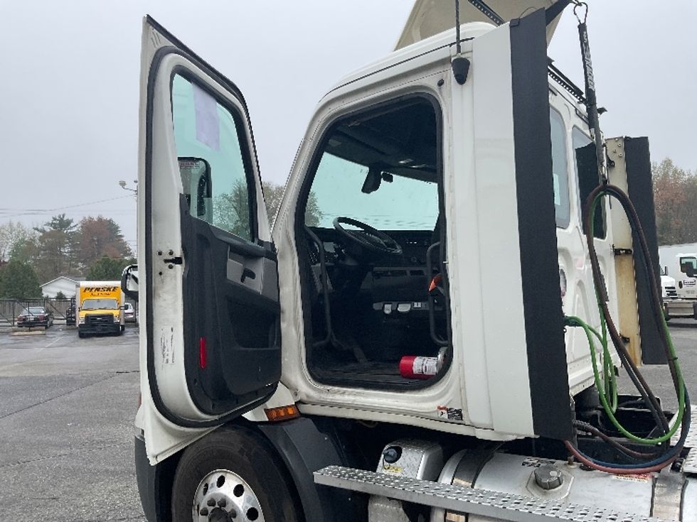 Day Cab Tractor-Heavy Duty Tractors-Freightliner-2020-T11664ST-Chicopee-MA-410,638\n\t\tmiles-$ 46,000 - Image 9