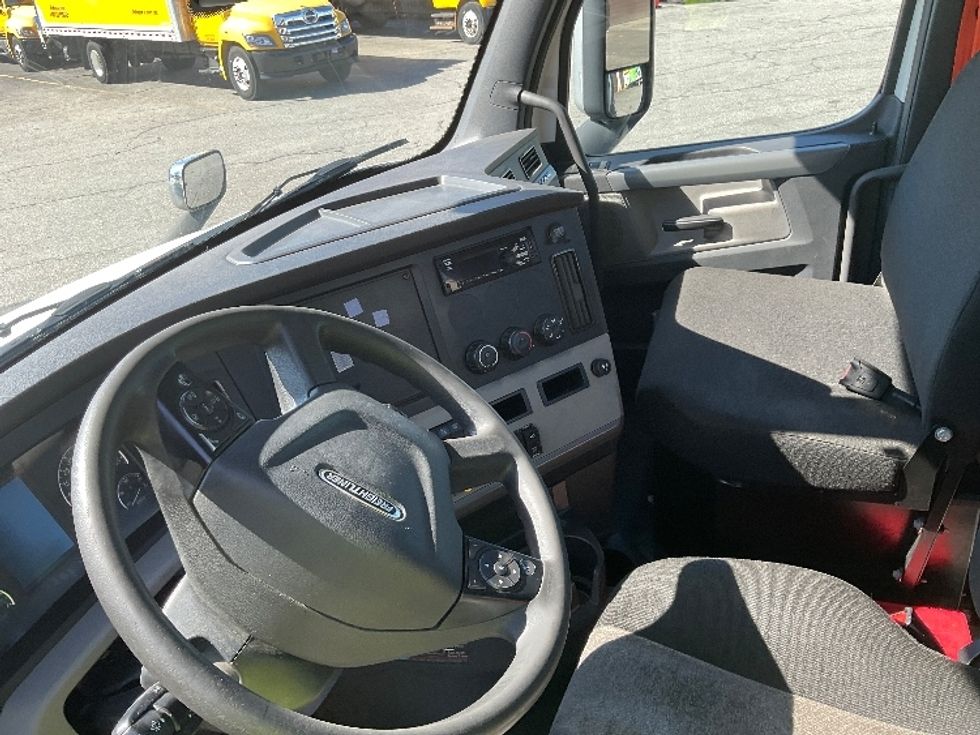 Day Cab Tractor-Heavy Duty Tractors-Freightliner-2020-T11664ST-Chicopee-MA-425,674\n\t\tmiles-$ 45,000 - Image 10