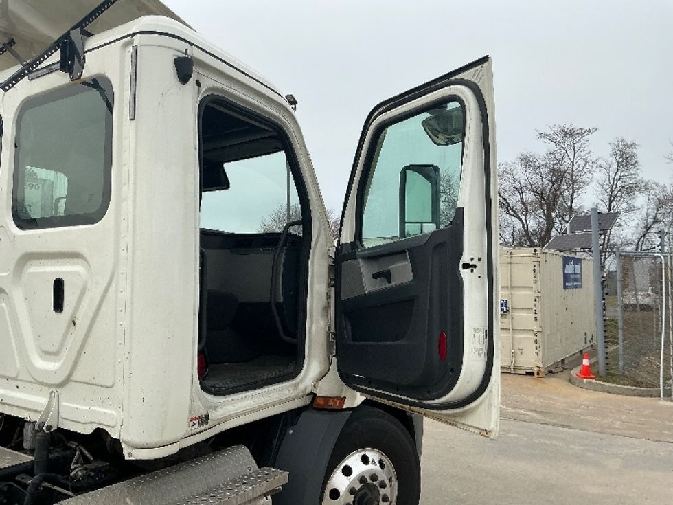 Day Cab Tractor-Heavy Duty Tractors-Freightliner-2020-T11664ST-Chicopee-MA-447,010\n\t\tmiles-$ 37,250 - Image 12