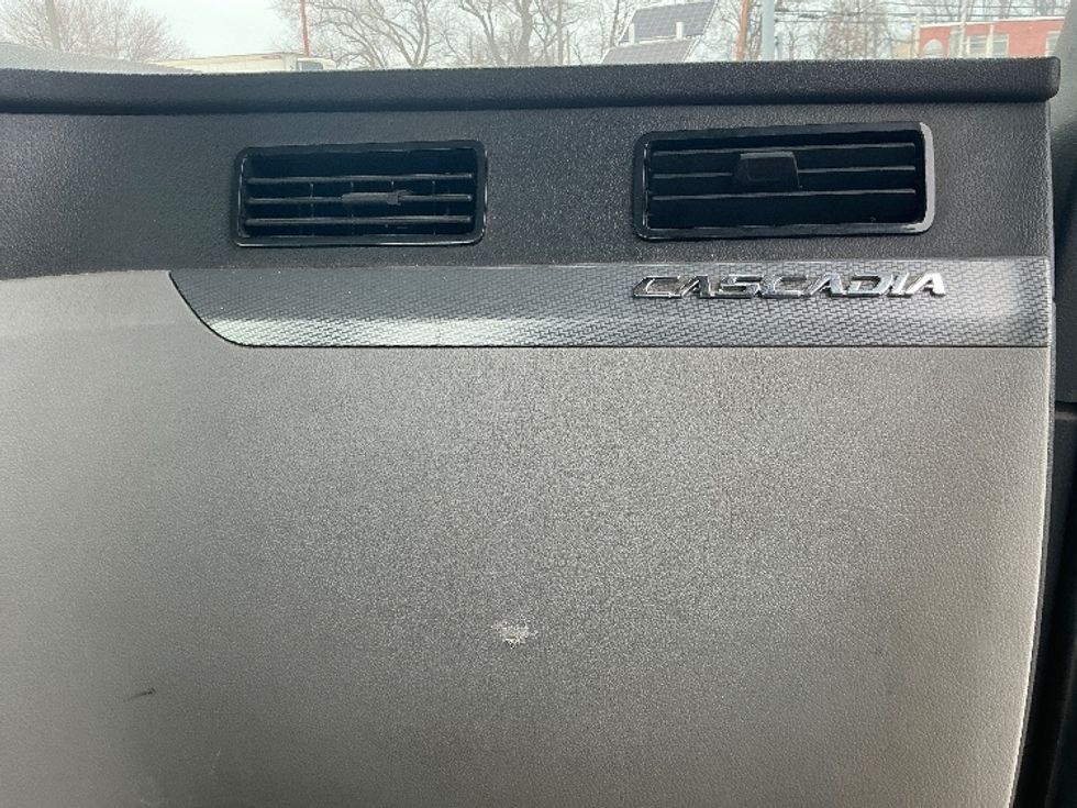 Day Cab Tractor-Heavy Duty Tractors-Freightliner-2020-T11664ST-Chicopee-MA-447,010\n\t\tmiles-$ 37,250 - Image 13