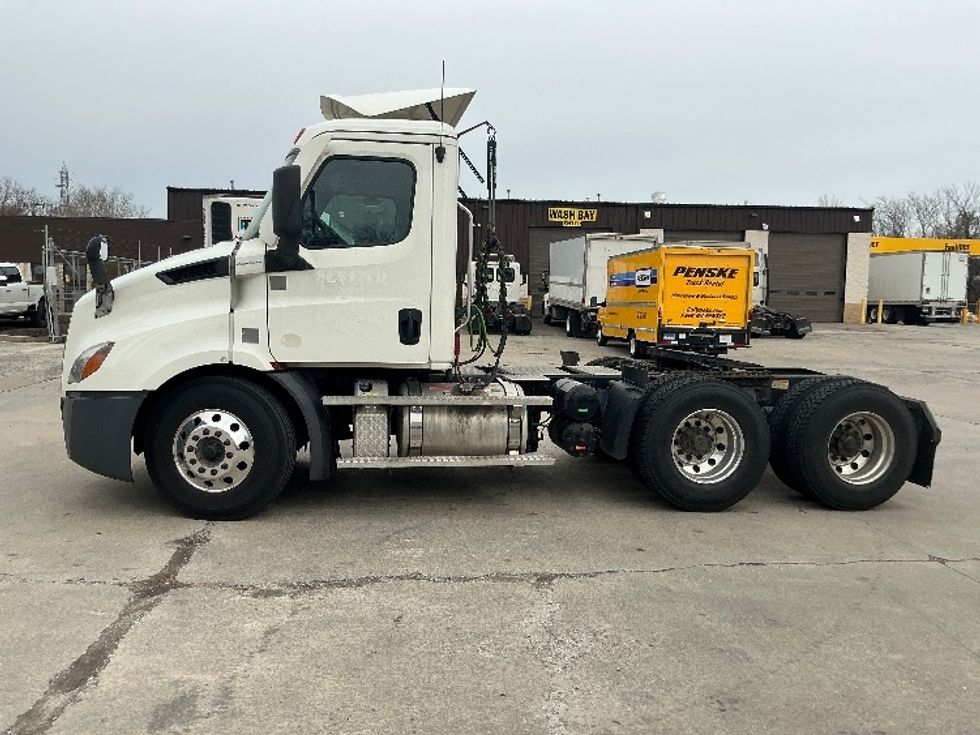Day Cab Tractor-Heavy Duty Tractors-Freightliner-2020-T11664ST-Chicopee-MA-447,010\n\t\tmiles-$ 37,250 - Image 4