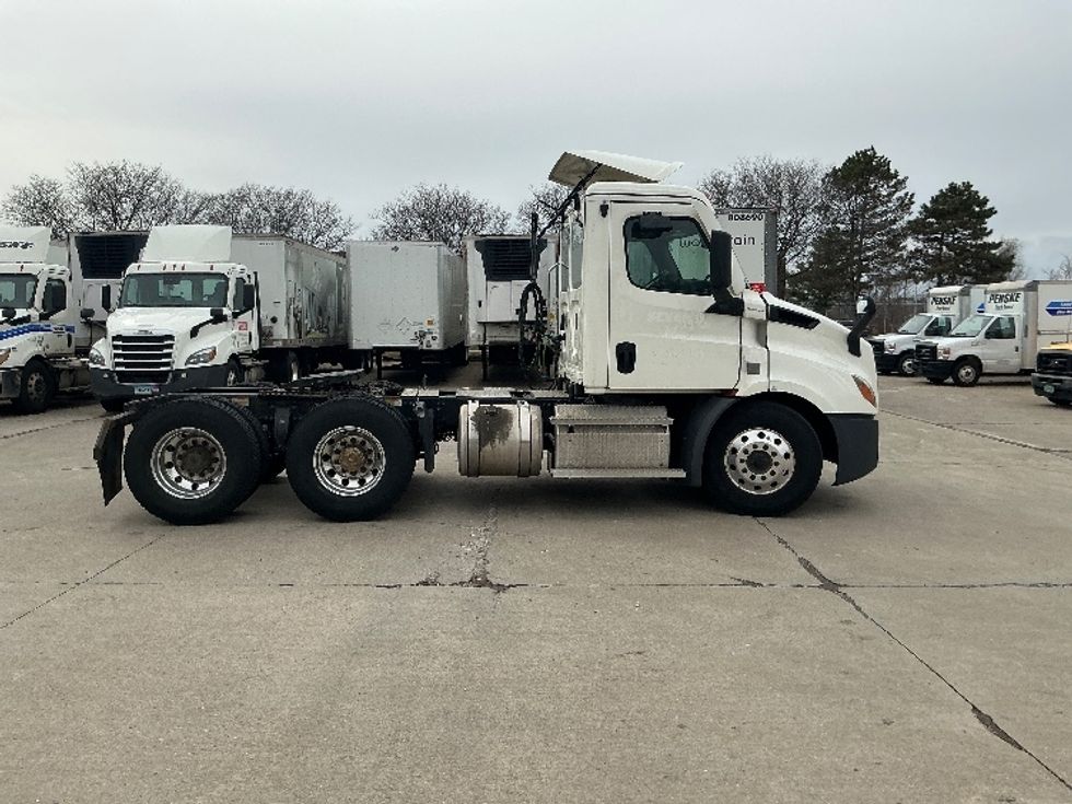 Day Cab Tractor-Heavy Duty Tractors-Freightliner-2020-T11664ST-Chicopee-MA-447,010\n\t\tmiles-$ 37,250 - Image 8
