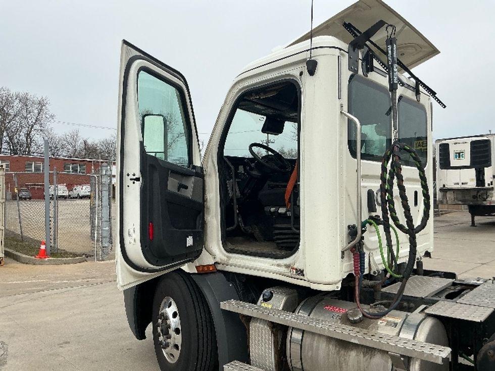 Day Cab Tractor-Heavy Duty Tractors-Freightliner-2020-T11664ST-Chicopee-MA-447,010\n\t\tmiles-$ 37,250 - Image 9