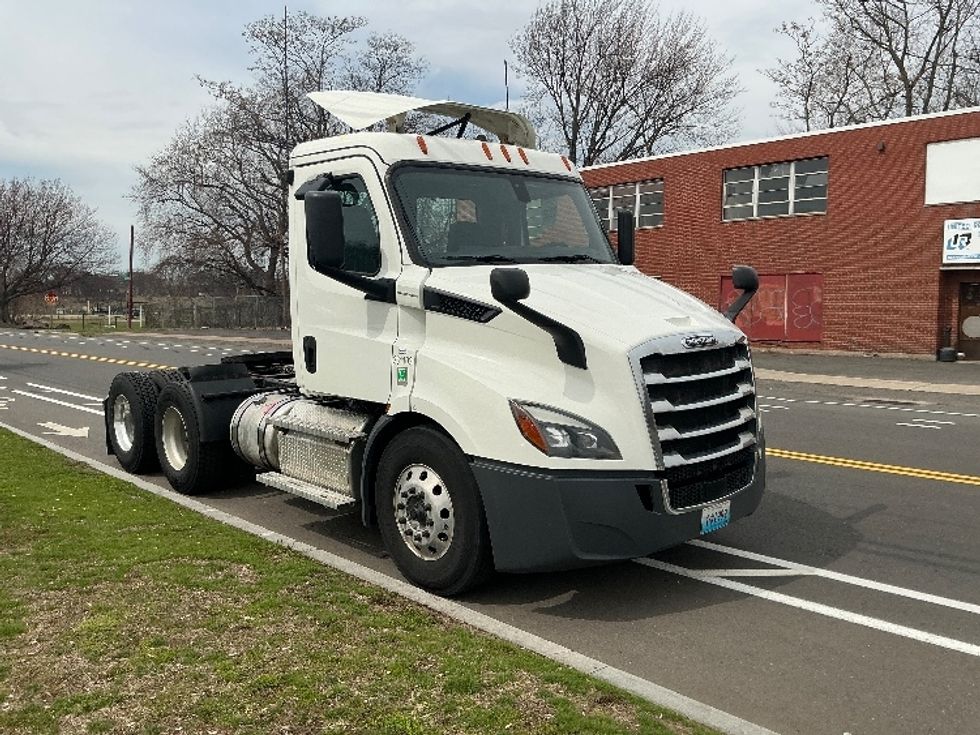 Day Cab Tractor-Heavy Duty Tractors-Freightliner-2020-T11664ST-Chicopee-MA-457,018\n\t\tmiles-$ 39,250 - Image 1
