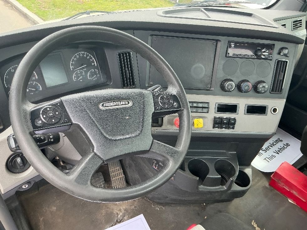 Day Cab Tractor-Heavy Duty Tractors-Freightliner-2020-T11664ST-Chicopee-MA-457,018\n\t\tmiles-$ 39,250 - Image 10