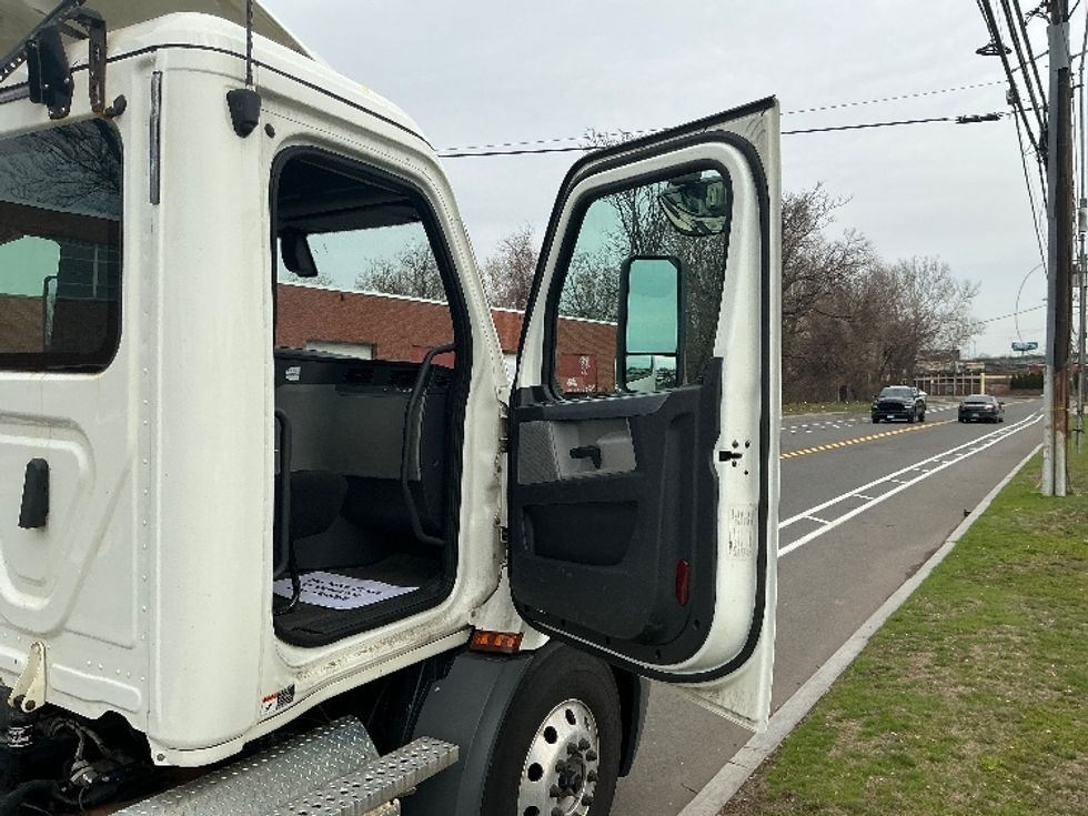 Day Cab Tractor-Heavy Duty Tractors-Freightliner-2020-T11664ST-Chicopee-MA-457,018\n\t\tmiles-$ 39,250 - Image 12