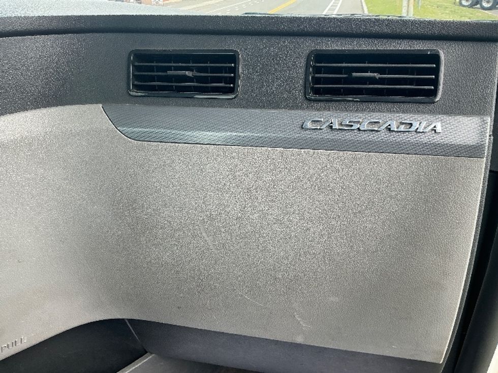 Day Cab Tractor-Heavy Duty Tractors-Freightliner-2020-T11664ST-Chicopee-MA-457,018\n\t\tmiles-$ 39,250 - Image 13