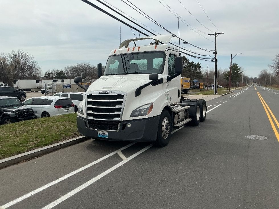 Day Cab Tractor-Heavy Duty Tractors-Freightliner-2020-T11664ST-Chicopee-MA-457,018\n\t\tmiles-$ 39,250 - Image 3