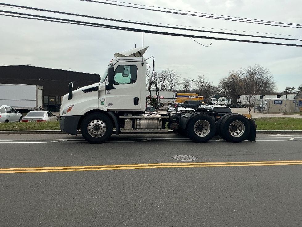 Day Cab Tractor-Heavy Duty Tractors-Freightliner-2020-T11664ST-Chicopee-MA-457,018\n\t\tmiles-$ 39,250 - Image 4