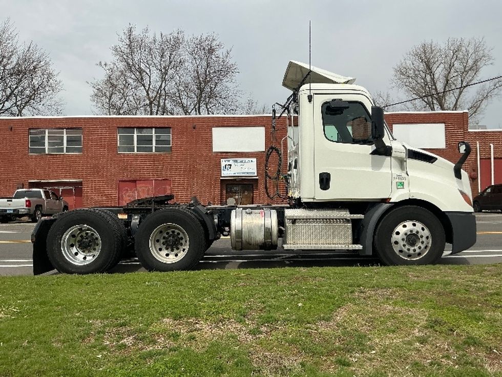 Day Cab Tractor-Heavy Duty Tractors-Freightliner-2020-T11664ST-Chicopee-MA-457,018\n\t\tmiles-$ 39,250 - Image 8