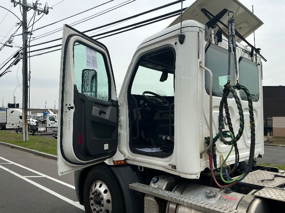 Day Cab Tractor-Heavy Duty Tractors-Freightliner-2020-T11664ST-Chicopee-MA-457,018\n\t\tmiles-$ 39,250 - Image 9