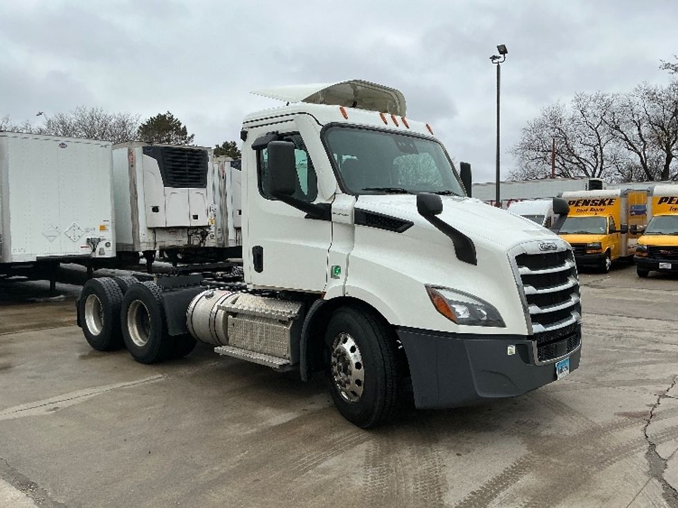 Day Cab Tractor-Heavy Duty Tractors-Freightliner-2020-T11664ST-Chicopee-MA-472,786\n\t\tmiles-$ 38,750 - Image 1