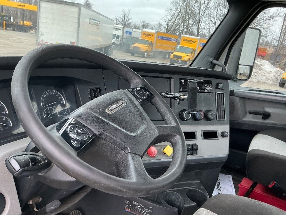 Day Cab Tractor-Heavy Duty Tractors-Freightliner-2020-T11664ST-Chicopee-MA-472,786\n\t\tmiles-$ 38,750 - Image 10