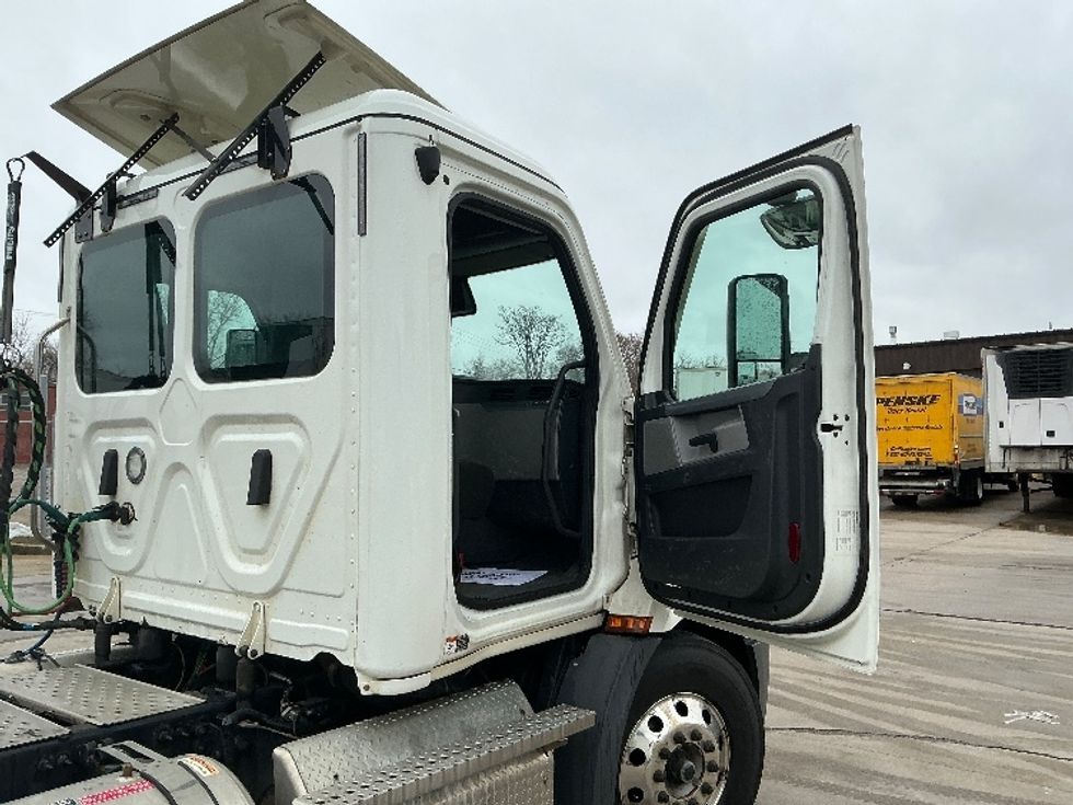 Day Cab Tractor-Heavy Duty Tractors-Freightliner-2020-T11664ST-Chicopee-MA-472,786\n\t\tmiles-$ 38,750 - Image 12