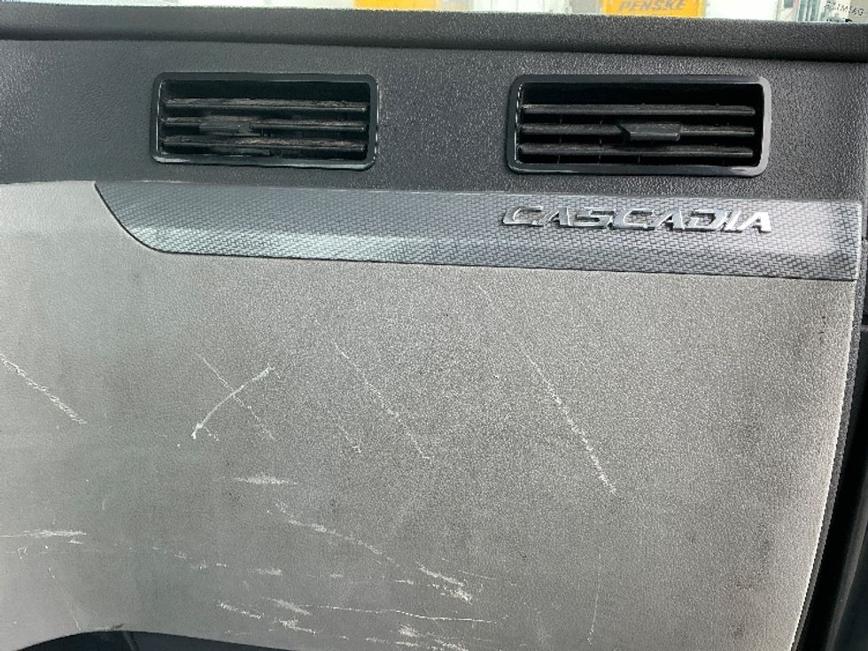 Day Cab Tractor-Heavy Duty Tractors-Freightliner-2020-T11664ST-Chicopee-MA-472,786\n\t\tmiles-$ 38,750 - Image 13