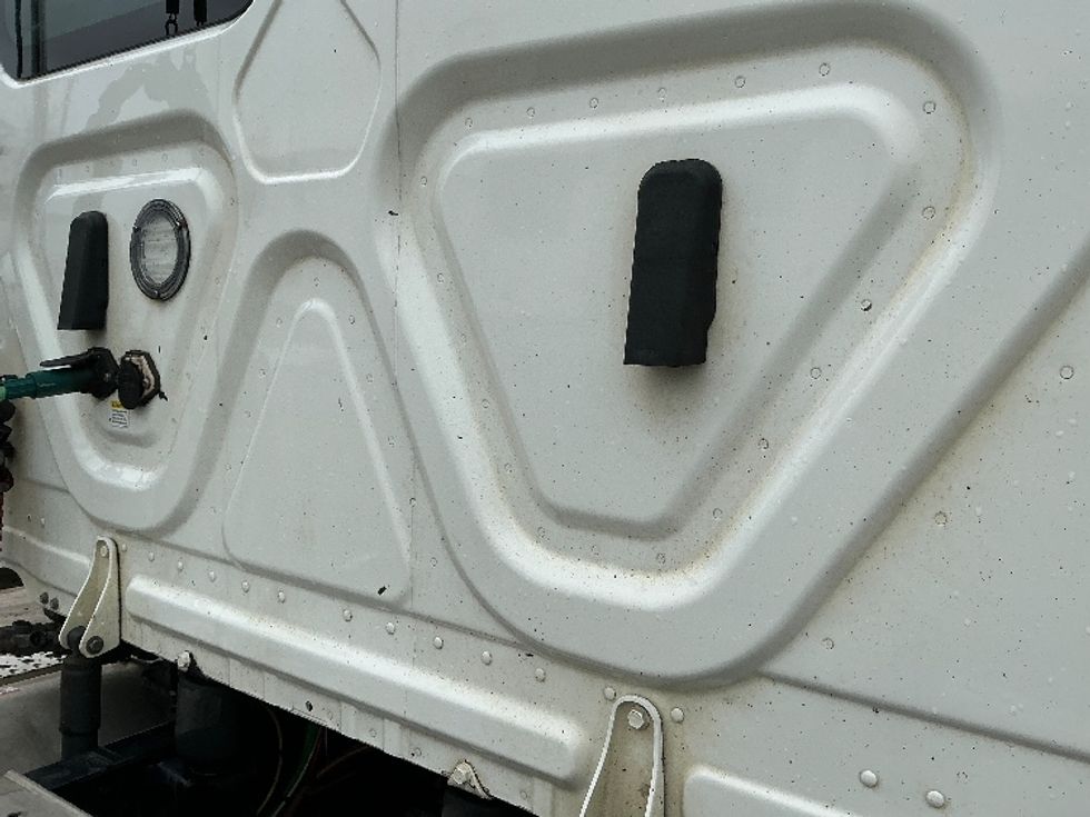 Day Cab Tractor-Heavy Duty Tractors-Freightliner-2020-T11664ST-Chicopee-MA-472,786\n\t\tmiles-$ 38,750 - Image 19