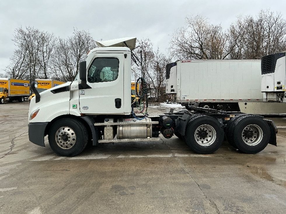 Day Cab Tractor-Heavy Duty Tractors-Freightliner-2020-T11664ST-Chicopee-MA-472,786\n\t\tmiles-$ 38,750 - Image 4