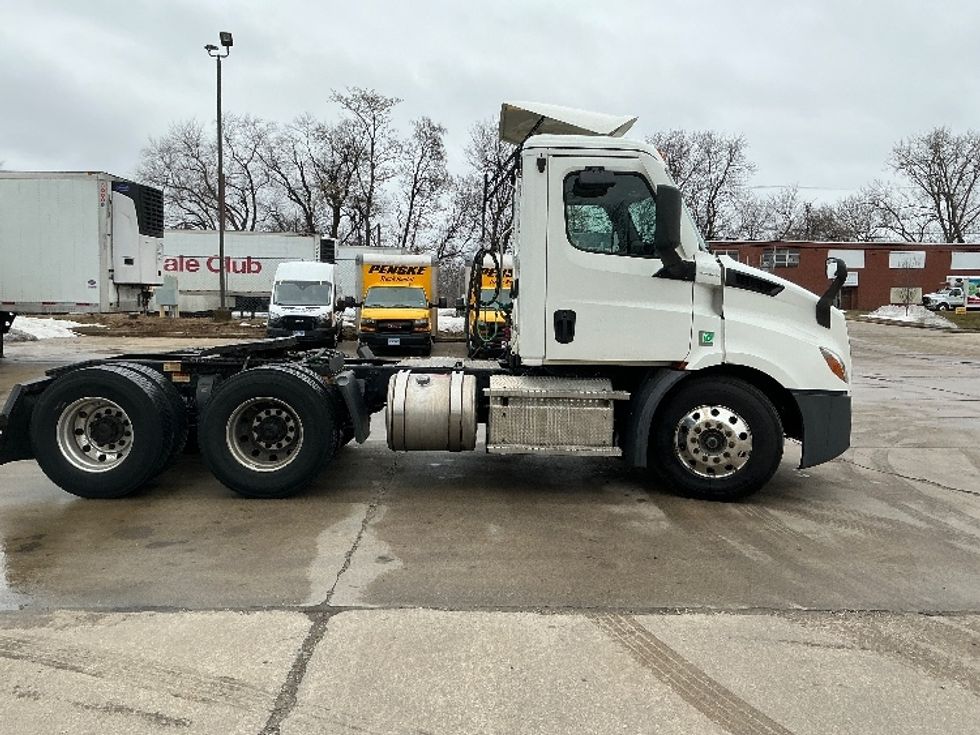 Day Cab Tractor-Heavy Duty Tractors-Freightliner-2020-T11664ST-Chicopee-MA-472,786\n\t\tmiles-$ 38,750 - Image 8