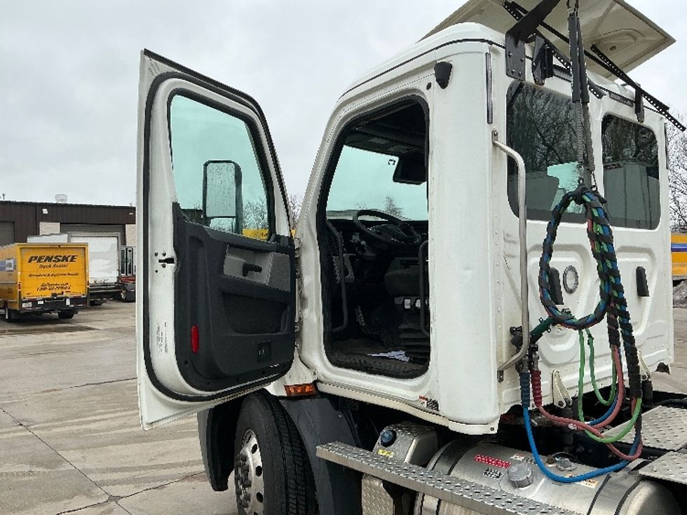 Day Cab Tractor-Heavy Duty Tractors-Freightliner-2020-T11664ST-Chicopee-MA-472,786\n\t\tmiles-$ 38,750 - Image 9