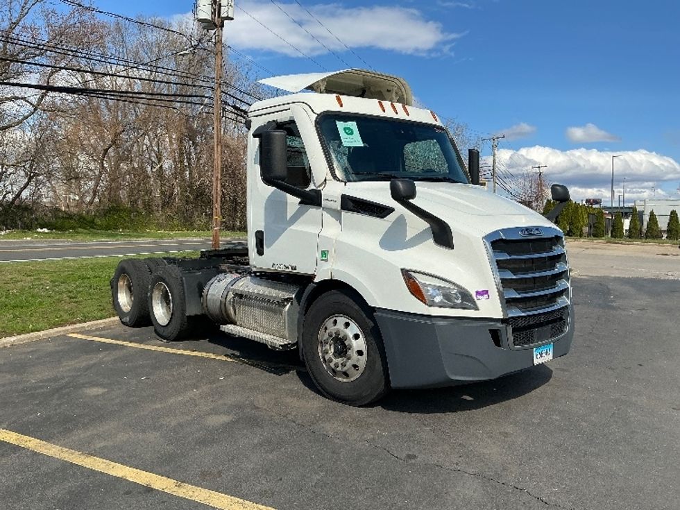 Day Cab Tractor-Heavy Duty Tractors-Freightliner-2020-T11664ST-Chicopee-MA-476,390\n\t\tmiles-$ 39,500 - Image 1