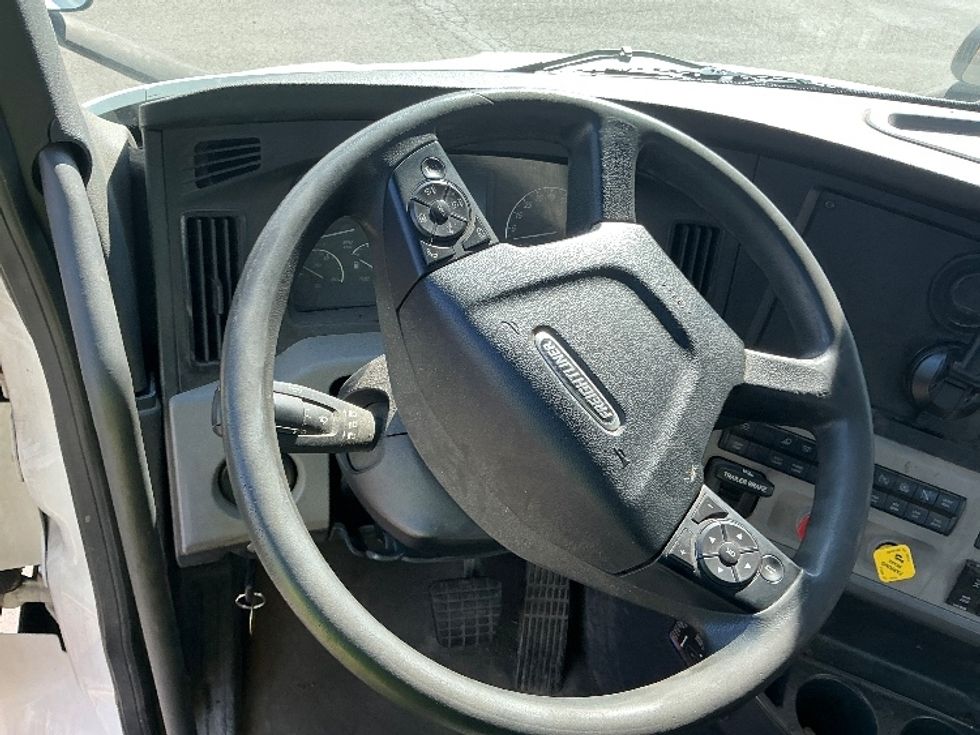 Day Cab Tractor-Heavy Duty Tractors-Freightliner-2020-T11664ST-Chicopee-MA-476,390\n\t\tmiles-$ 39,500 - Image 11