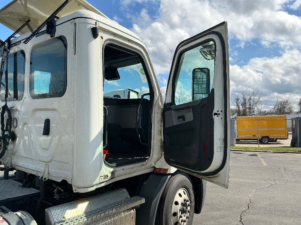 Day Cab Tractor-Heavy Duty Tractors-Freightliner-2020-T11664ST-Chicopee-MA-476,390\n\t\tmiles-$ 39,500 - Image 12