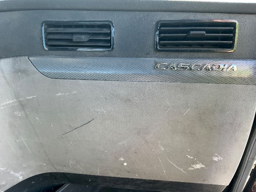 Day Cab Tractor-Heavy Duty Tractors-Freightliner-2020-T11664ST-Chicopee-MA-476,390\n\t\tmiles-$ 39,500 - Image 13