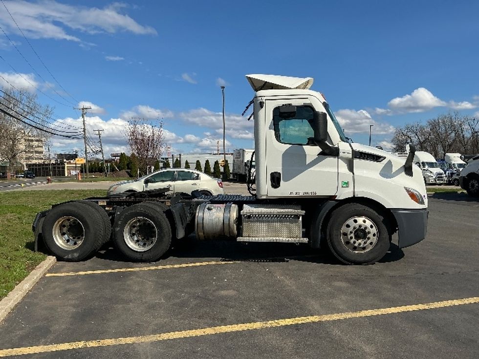 Day Cab Tractor-Heavy Duty Tractors-Freightliner-2020-T11664ST-Chicopee-MA-476,390\n\t\tmiles-$ 39,500 - Image 8
