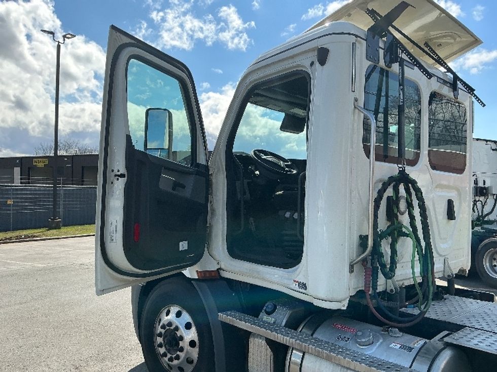 Day Cab Tractor-Heavy Duty Tractors-Freightliner-2020-T11664ST-Chicopee-MA-476,390\n\t\tmiles-$ 39,500 - Image 9