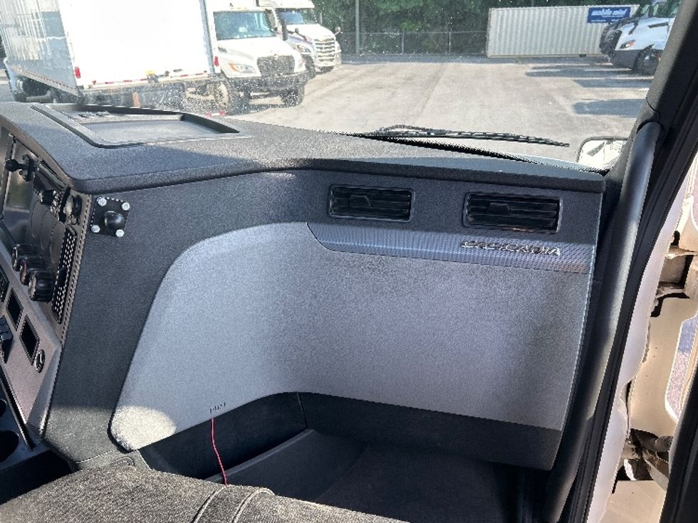 Day Cab Tractor-Heavy Duty Tractors-Freightliner-2020-T11664ST-Cleveland-TN-385,915\n\t\tmiles-$ 52,000 - Image 13