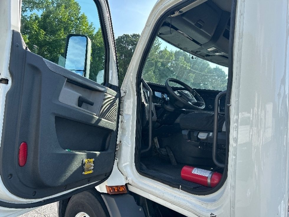 Day Cab Tractor-Heavy Duty Tractors-Freightliner-2020-T11664ST-Cleveland-TN-385,915\n\t\tmiles-$ 52,000 - Image 9